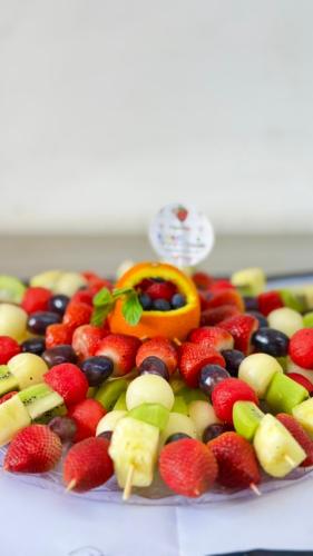 صحن فواكه قوس قزح حجم وسط