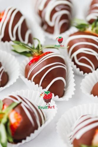 فراولة مغمورة ومخططة بالشوكيت