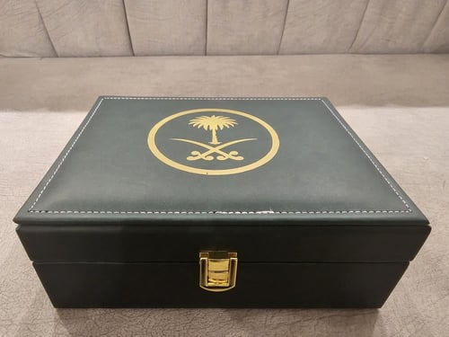 12 ربع تولة منوعة في حقيبة جلد فاخرة