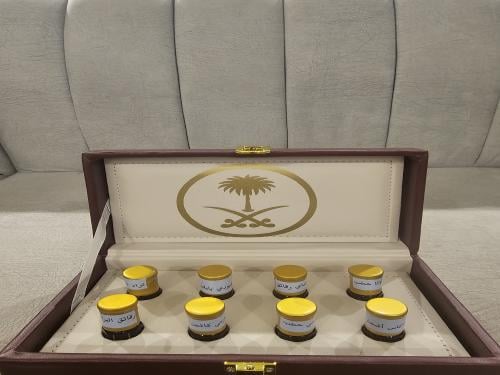 8 أرباع تولة دهن في حقيبة جلد فاخرة