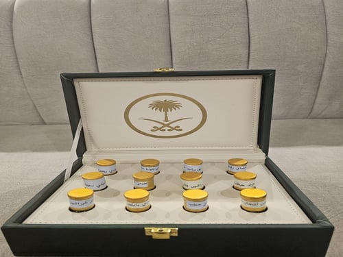 12 ربع تولة منوعة في حقيبة جلد فاخرة