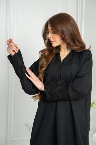 عباية ساده سوداء بتدخيلة على الكم بلون اسود
