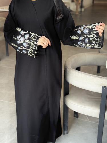 عباية ساده بتدخيلة على الكم بلون الابيض