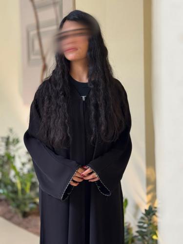 عباية كلوش سوداء بتدخيلة قيطان أبيض على الكم