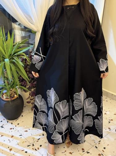 عباية مميزة بتدخيلة تطريز ابيض راقيه