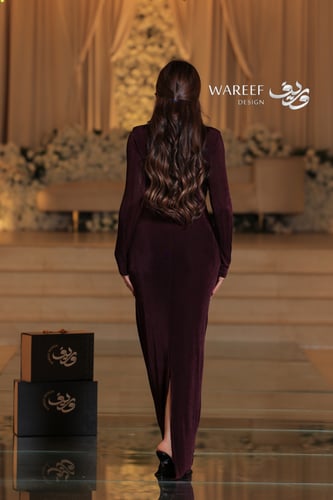 فستان عودي ضيق بالكامل مع اكمام