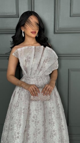 فستان سهرة راقي بتصميم أنيق وتطريز ناعم – أبيض ورد...
