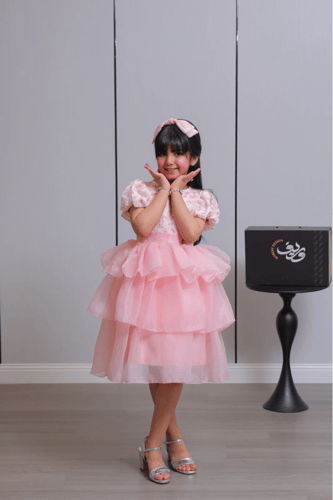 فستان بناتي وردي بطبقات تول ناعمة وتطريز أنيق