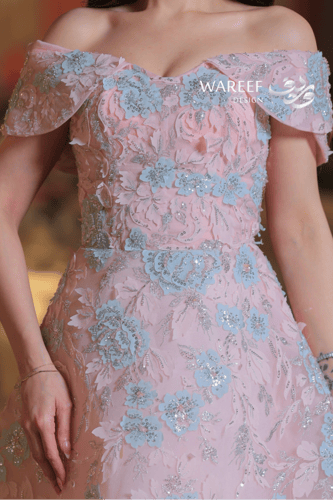 فستان سهرة بكتف مكشوف وورود مطرزة