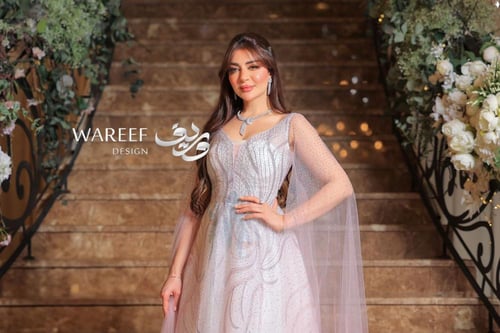 فستان سهرة باللون الزهري باكمام واسعه وطويله