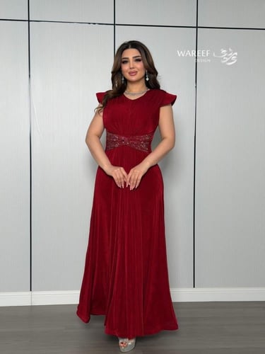 فستان خمري فاخر بحزام مرصّع وقصّة أنثوية انسيابية