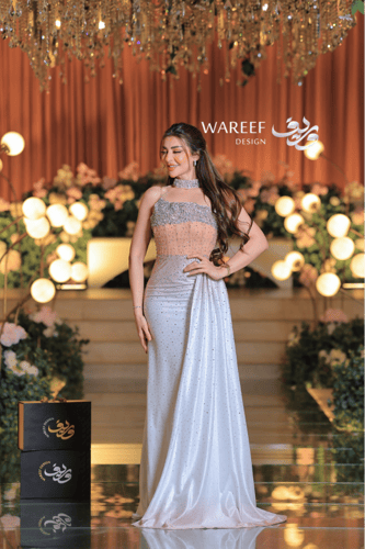 فستان سهرة فضّي وردي فاخر بتطريز كريستالات لامعة و...