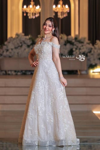 فستان سهره اوف شولدر باللون الابيض مزين بالتطريز