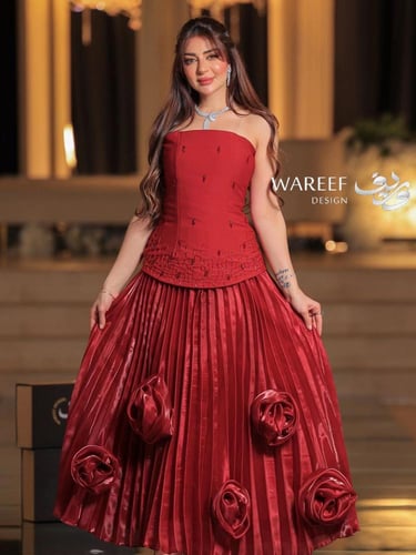 فستان سهرة باللون الاحمر مع ورود بالتنوره