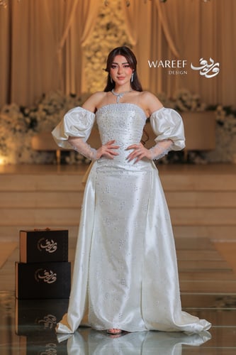 فستان سكري ضيق مع ذيل واكمام منفصله مزين بالقصوص -...