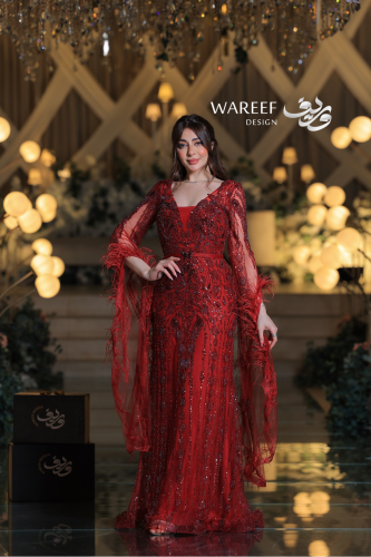 فستان سهرة أحمر فاخر بتطريز يدوي وريش ناعم بتصميم...