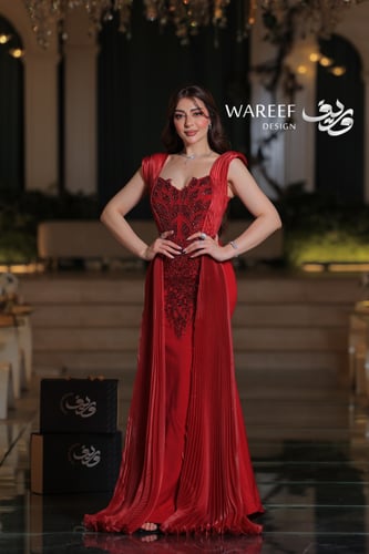 فستان سهرة أحمر ملكي طويل من الكريب المطروز باللؤل...