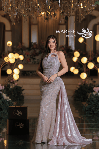 فستان سهرة شامبين وردي بتطريز لؤلؤي وذيل ساتان فاخ...