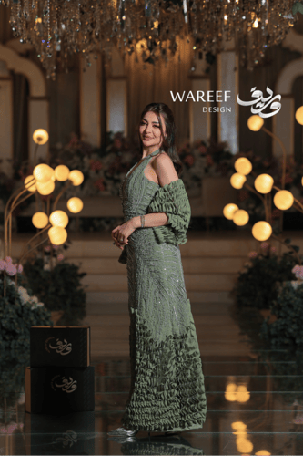 فستان سهرة أخضر زيتوني بتطريز لؤلؤي فاخر مع شال من...