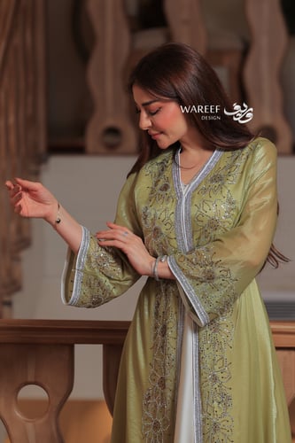 جلابية زيتونية قطعتين مع فستان داخلي سكري وطبقة سا...