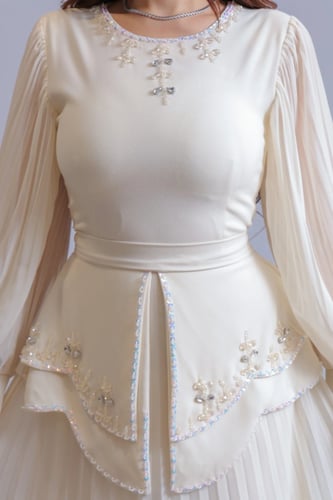 فستان ناعم باللون العاجي بتصميم أنيق وتنورة بليسيه...