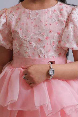 فستان بناتي وردي بطبقات تول ناعمة وتطريز أنيق