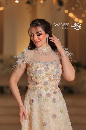 فستان سهره يمتاز بتطريز الورود والريش