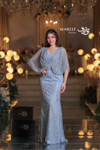 فستان سهرة رصاصي فاخر مطرز بالكامل بكاب شفاف وانسي...