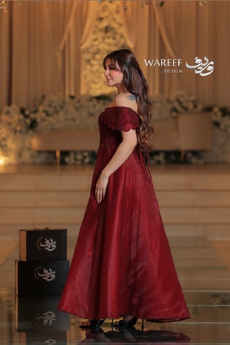 فستان عودي اوف شولدر مزين بالفصوص