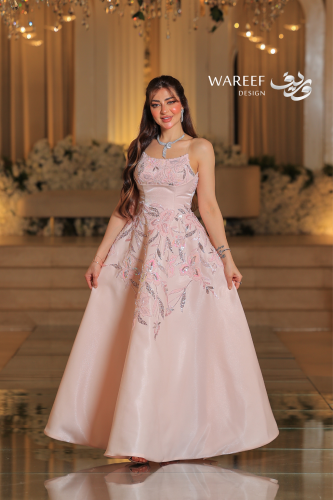 فستان سهرة لون زهري بدون أكمام بتطريز لامع – أنوثة...