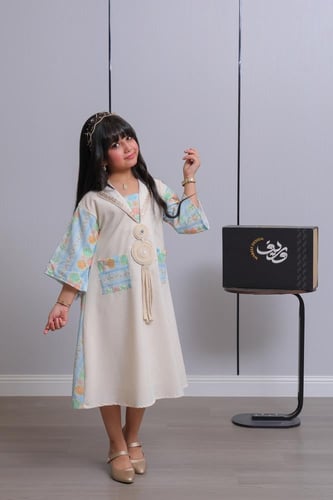 جلابية بناتي بنقوش ناعمة وتفاصيل يدوية