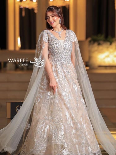 فستان سهرة بيج بتطريز لامع وأكمام طويلة واسعة لمسة...