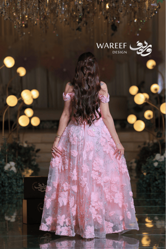 فستان سهرة وردي فاتح مطرّز بالورود ثلاثية الأبعاد...