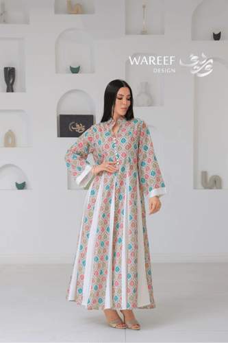 جلابية ناعمة بنقشة زهرية متعددة الألوان وقصّة منسد...