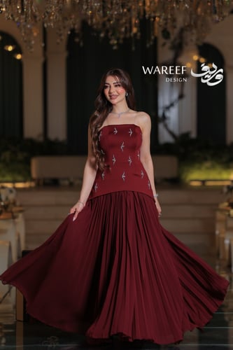 فستان سهرة عنابي بدون اكمام تنورة بليسيه صدر مطرز...