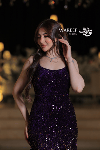 فستان سهرة بنفسجي غامق طويل بترتر لامع وحمّالات رف...