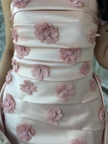 فستان وردي بذيل طويل مزين بورود