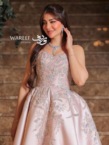 فستان سهرة باللون الزهري مزين بتطريز لامع وفخم