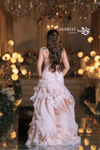 فستان سهرة وردي فاتح بطبقات حريرية فاخرة وتصميم ان...