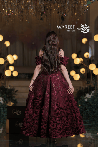 فستان سهرة عنّابي فاخر بتفاصيل ورود ثلاثية الأبعاد...