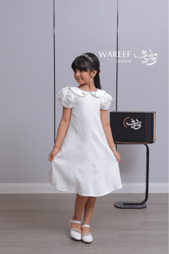 فستان بناتي ناعم بتصميم أميري وأكمام وردية مجسّمة