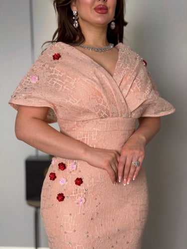 فستان ناعم خوخي بتفاصيل ورود ثلاثية الأبعاد