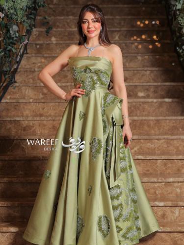 فستان سهرة باللون الاخضر الزيتوني مزين بتطريز جانب...