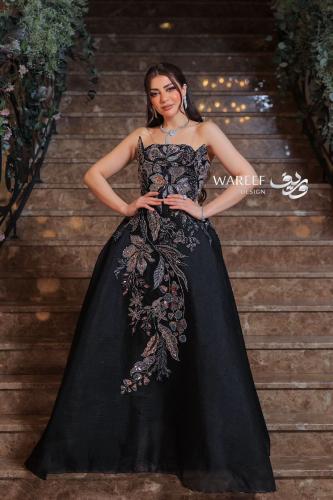 فستان سهره اسود مزين بالشك المشجر