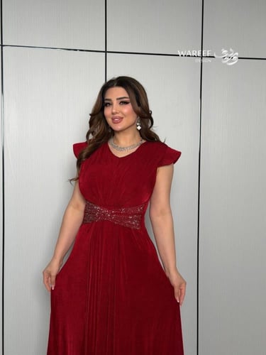 فستان خمري فاخر بحزام مرصّع وقصّة أنثوية انسيابية