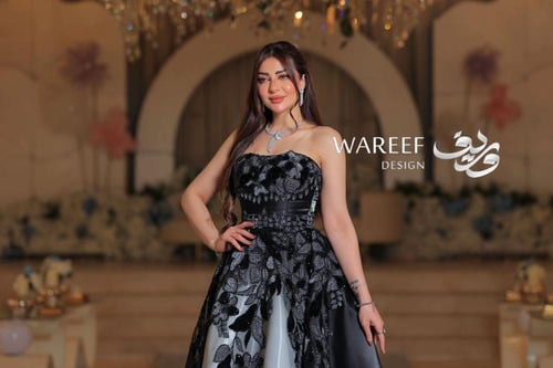 فستان سهره بدرجات الرمادي مزين بالشك