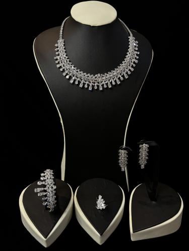 طقم زركون فضي فخم بتصميم متدلٍ كثيف