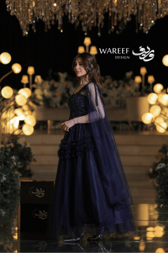 فستان سهرة كحلي طويل بتطريزات براقة وكاب تول فاخر...