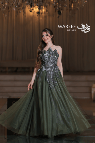 فستان سهرة زيتي منفوش بتطريز زهري فاخر ولمسات ترتر...