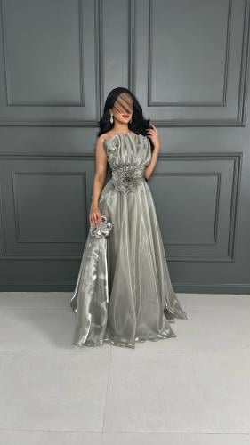 فستان سهرة لمعه بورده من الأمام بتصميم حديث